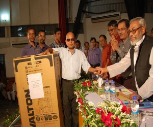 ছাত্রবৃত্তি, মুক্তিযোদ্ধা অনুদান, সেলাই মেশিন বিতরণ অনুষ্ঠান ২০১২ উপলক্ষে অন্ধ কল্যাণ সমিতিকে ফ্রিজ প্রদান করছেন জনাব জাহাঙ্গীর কবির নানক, স্থানীয় সরকার প্রতিমন্ত্রী ও জনাব আজিজুর রহমান, প্রশাসক, জেলা পরিষদ, মৌলভীবাজার 