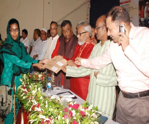 ছাত্রবৃত্তি, মুক্তিযোদ্ধা অনুদান, সেলাই মেশিন বিতরণ অনুষ্ঠান ২০১৩ উপলক্ষে ছাত্র ছাত্রীদের মধ্যে বৃত্তির অর্থ ও সার্টিফিকেট বিতরণ করছেন মাননীয় প্রশাসক মহোদয় ও সম্মানিত অতিথিবৃন্দ 
