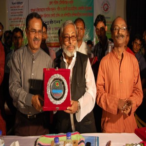 ছাত্রবৃত্তি, মুক্তিযোদ্ধা অনুদান, সেলাই মেশিন বিতরণ অনুষ্ঠান ২০১২ উপলক্ষে মাননীয় জনাব জাহাঙ্গীর কবির নানক, স্থানীয় সরকার প্রতিমন্ত্রী জেলা পরিষদের মাননীয় প্রশাসক মহোদয়কে ক্রেষ্ট তুলে দিচ্ছেন