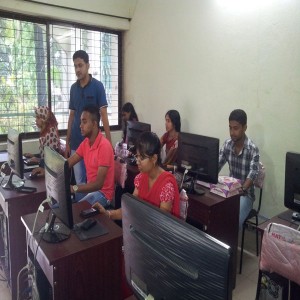 কম্পিউটার প্রশিক্ষণ কক্ষে ছাত্র-ছাত্রী ও প্রশিক্ষক 