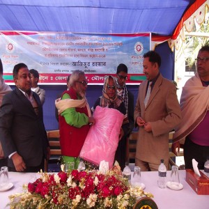 শীতার্ত জনগোষ্টির মধ্যে কম্বল বিতরণের ছবি 
